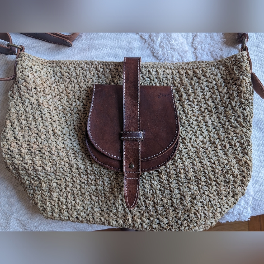Raffia bag with leather strap